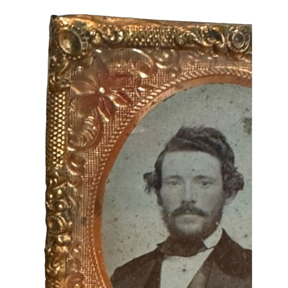 Antique Victorian Daguerreotype Of Serious Bearded Man In Ornate Frame - Picture 3 of 9